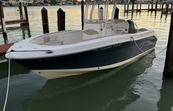 21ft Robalo R200 Center Console, Marco island Delivery to your dock