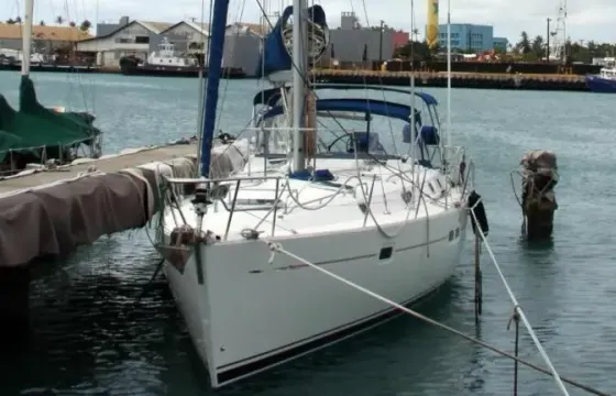 42 ft Beneteau, located in Kewalo Basin, 2 miles from Waikiki.