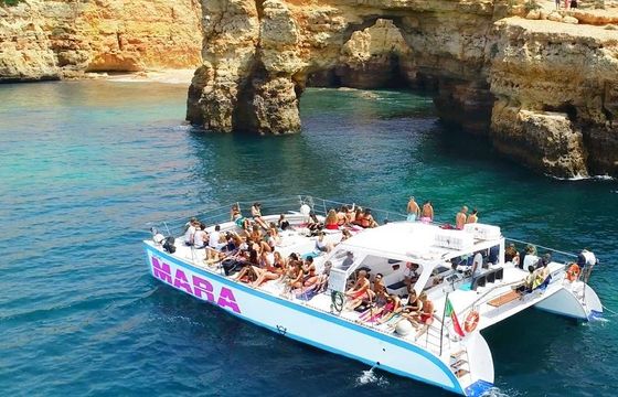 Catamaran Cruise with Beach BBQ: Albufeira to Benagil