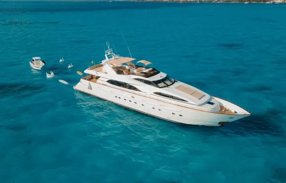 STUNNING MEGA YACHT AZIMUTH 100 FT. Luxury & Exclusive at Cancun.