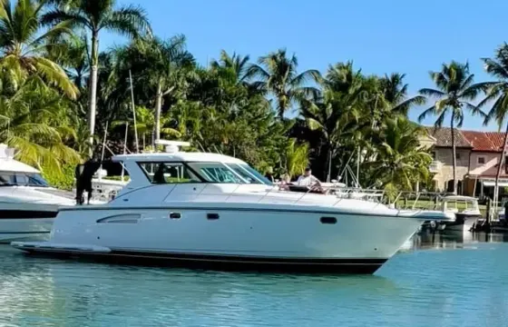 Visit Saona or Catalina Island in this 48 feet yacht