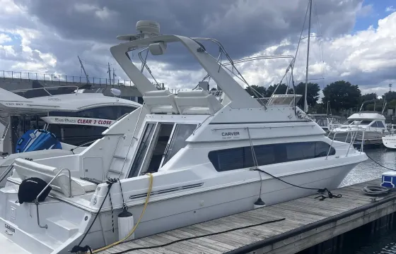 40' Carver Motor Yacht with space all around available in Chicago