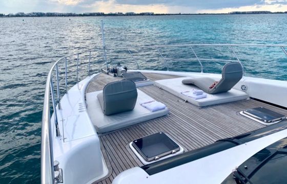 Seductive Luxury 84 ft Mega Yacht in Cancun  w jacuzzi