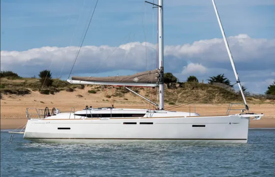 Rent this amazing Jeanneau Sun Odyssey 419 for great sailing in Lisboa
