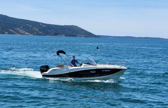 Speedboat with sundeck in Boka bay