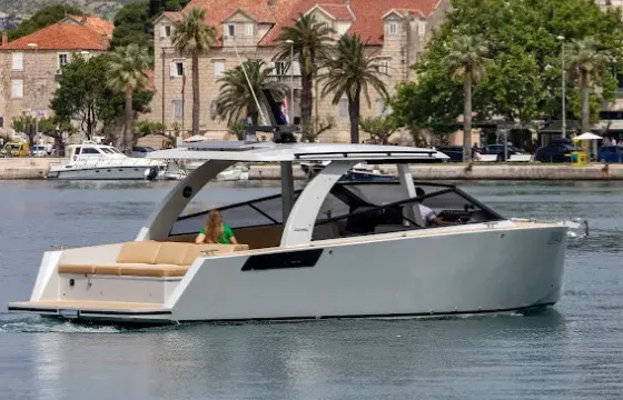 Luxury rent a boat Colnago 33 Blue experience