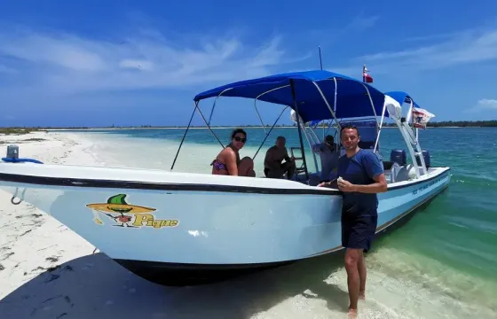 Small 34ft Cobia boat to Snorkel Isla Mujeresin Cancún, Mexico