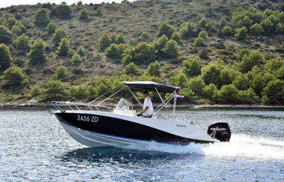Quicksilver Activ 675 Sundeck