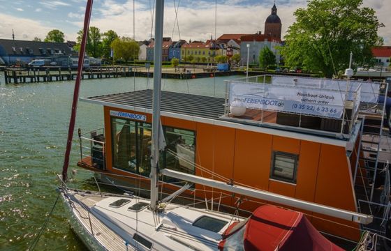 1 Floating 30 Schwimmferienhaus
