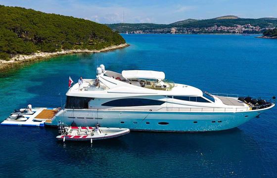 Ferretti 880