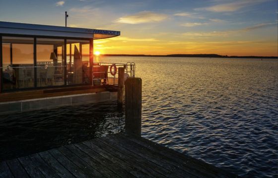 1 Floating 44 Schwimmferienhaus