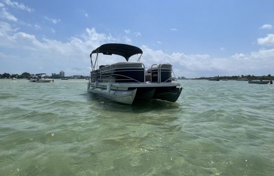 Suntracker Xp3 24 ft party barge 150 hp