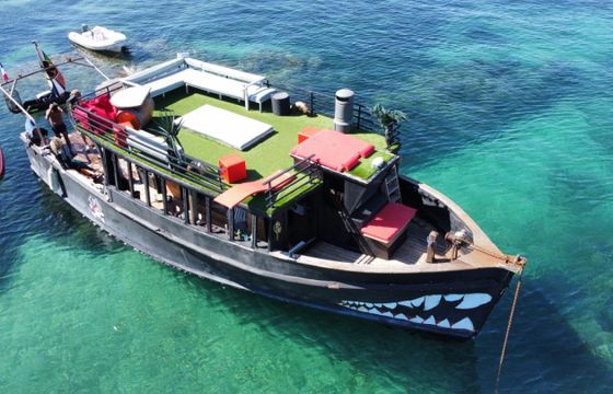 Custom Made Bateau Pirate