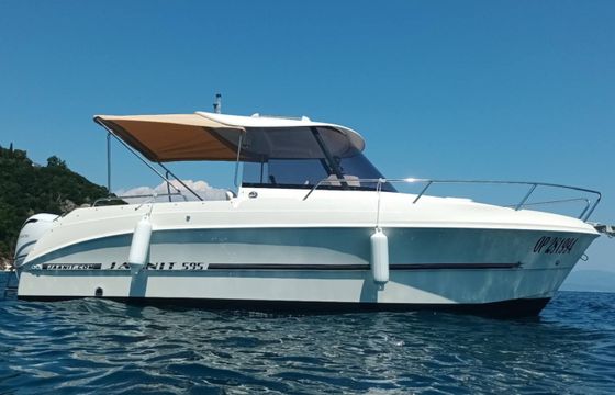 Jannit 595 cabin