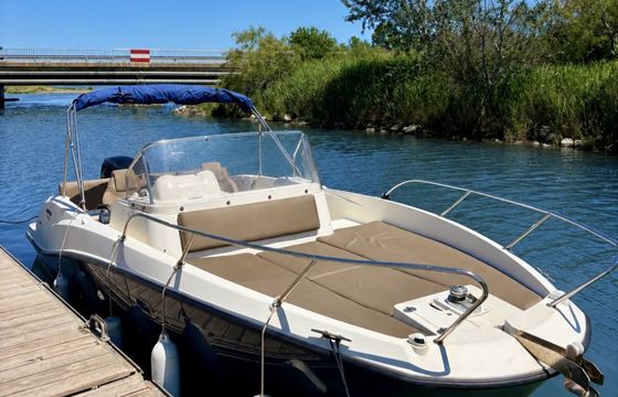 Quicksilver Activ 675 Sundeck