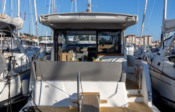 Sealine C390