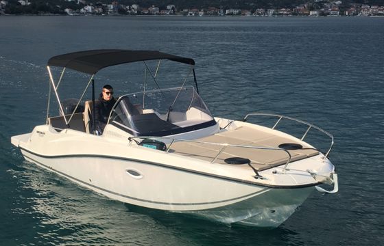 Quicksilver Activ 675 Sundeck