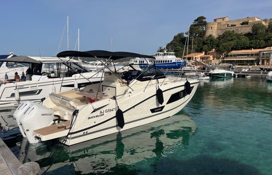Quicksilver Activ 875 Sundeck