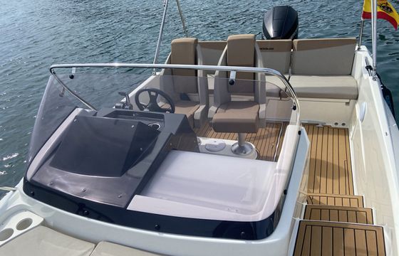 Quicksilver Activ 675 Sundeck