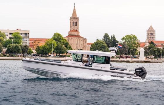 Axopar 28 cabin