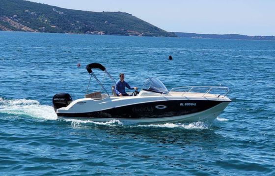 Quicksilver Activ 675 Sundeck