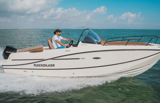 Quicksilver Activ 755 Sundeck