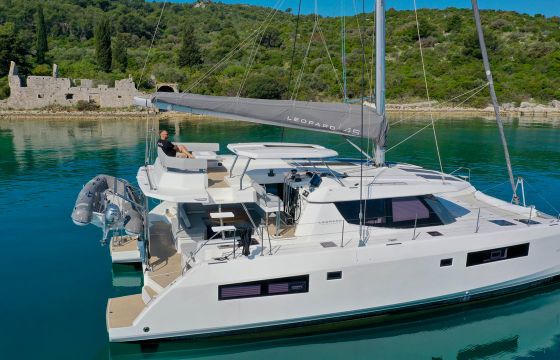 Leopard Catamarans / Robertson & Caine Leopard 45