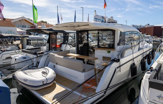 Sealine C335
