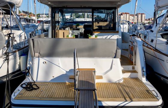 Sealine C390
