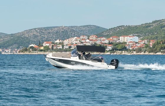 Quicksilver Activ 755 Sundeck
