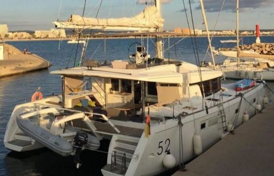 Lagoon 52