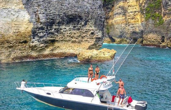 Speedboat speed and cruise boat