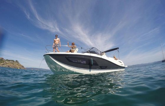 Quicksilver Activ 875 Sundeck