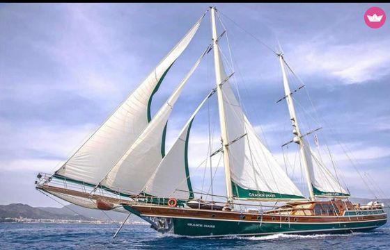 custom built deluxe gulet for 12 pax