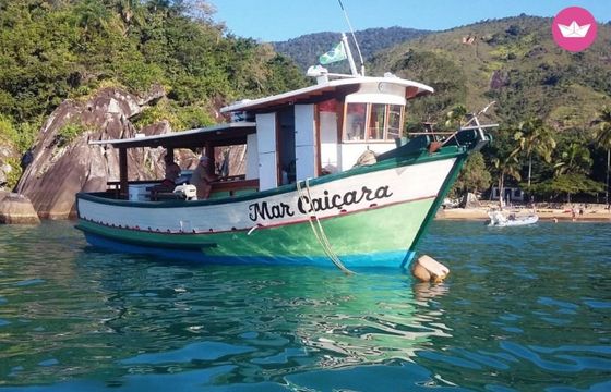 embarcação de madeira fishing boat