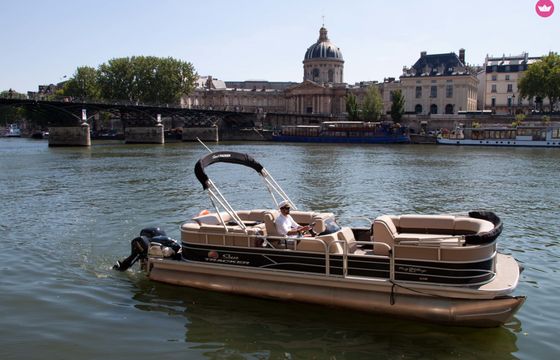 suntracker party barge 24 feet