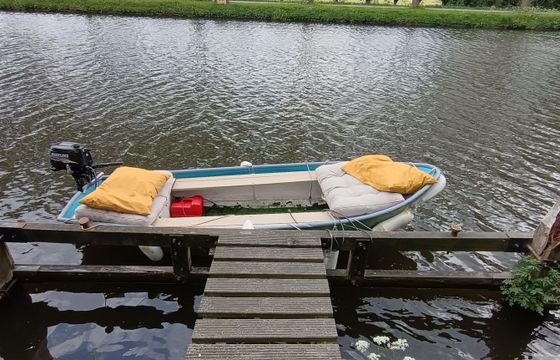 stalen vlet met buitenboordmotor