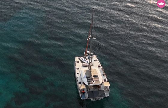 catamaran all inclusive with water toys