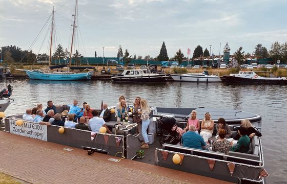 loungeboot pontoon