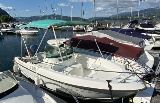 b2 marine cap ferret 550 open