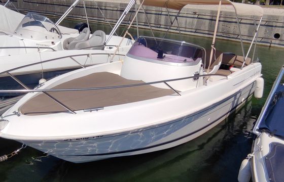 b2 marine cap ferret 552 open