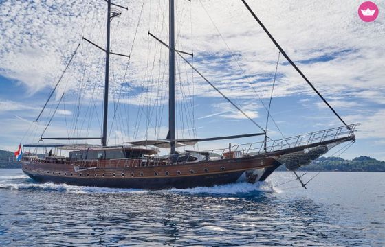 custom sail yacht