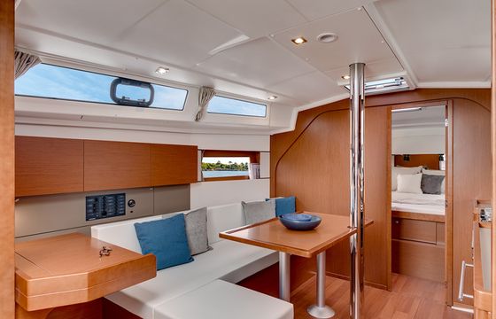 Sailing yacht Oceanis 38 - Martine