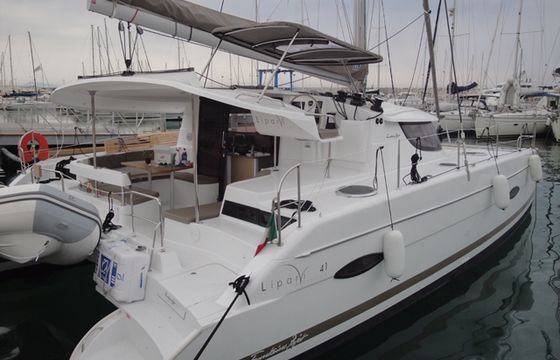 Sailing catamaran