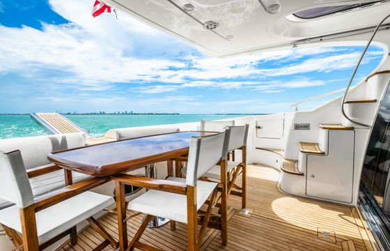 62’ Azimut Flybridge in Downtown Miami