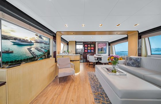 84ft Azimut Jacuzzi | Sky