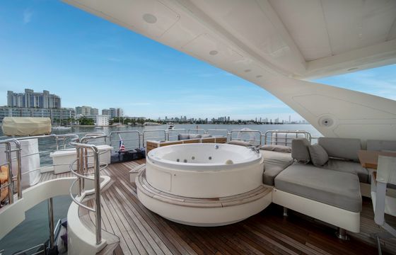 84ft Azimut Jacuzzi | Sky