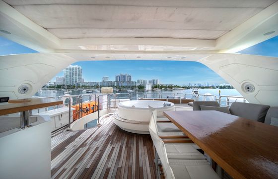 84ft Azimut Jacuzzi | Sky