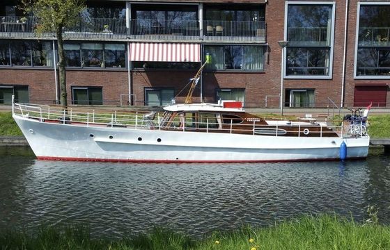 Klassiek motorjacht Directievaartuig