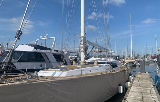 Lagoon Royal Pilot Saloon 65